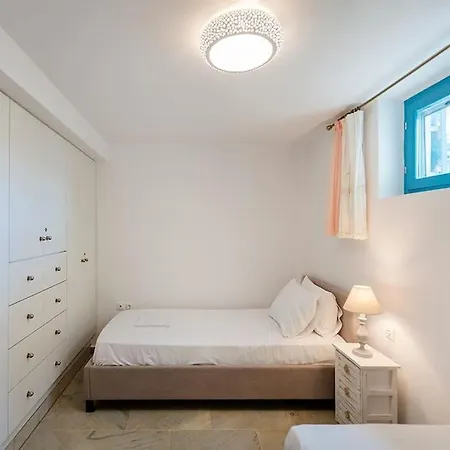 Beachside House In Feriehus Naousa